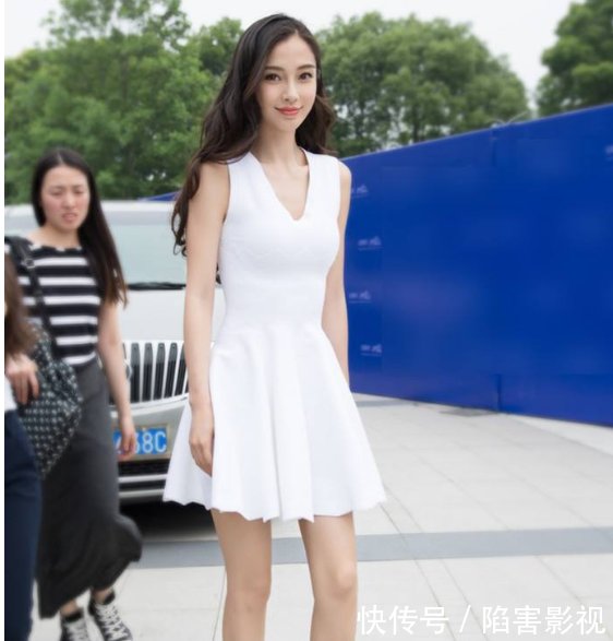 29岁的baby太厉害了，敢穿这种裙子，网友：大家的女神