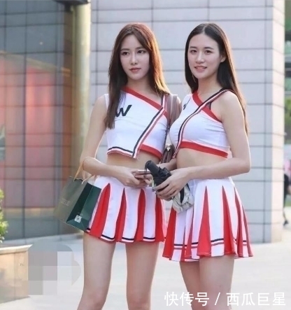 【美女】街拍美女小姐姐:闺蜜行,这样出风头,能考虑一下路人的感受吗!
