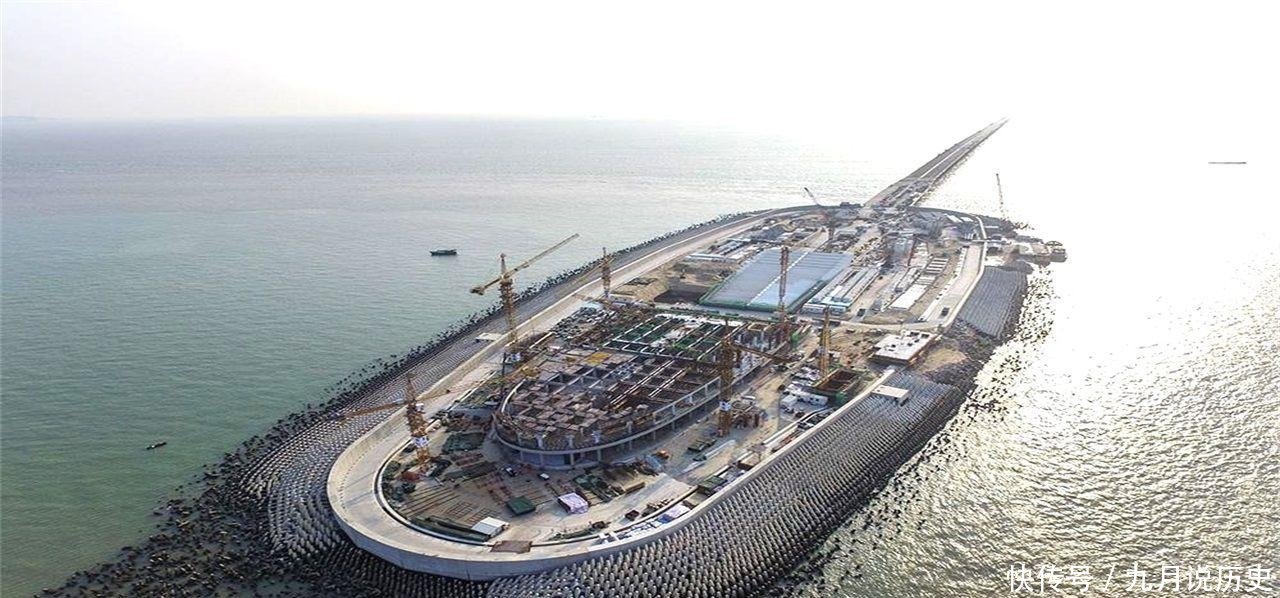  作用@为何在港珠澳大桥人工岛下面，放置了120个500吨钢桶，什么