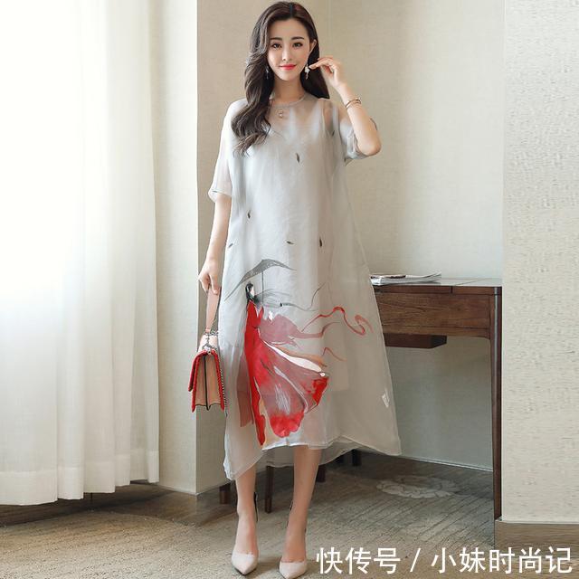  复古印花：茶女穿这么古韵幽幽的旗袍，会更显安静优雅哦