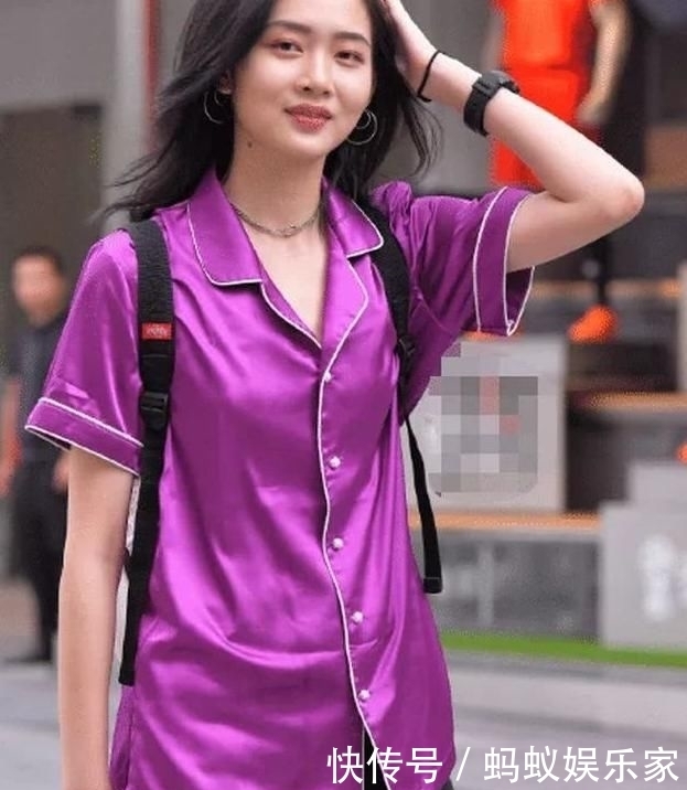 「平淡无奇」以如此明亮和正直的方式穿着睡衣有点傲慢。