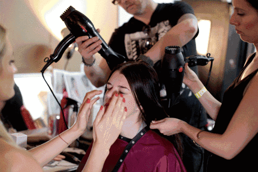 别只羡慕超模的风光无限,你根本不知道她们为了变美会受多少罪!