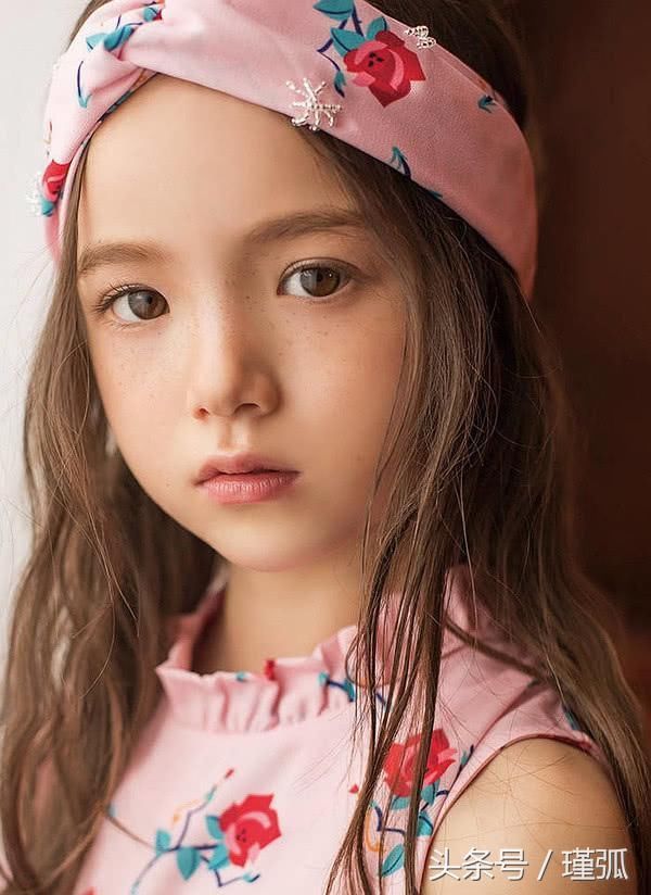 美到犯规?最美混血小萝莉凭雀斑惊艳全世界,网友:这才叫生女儿