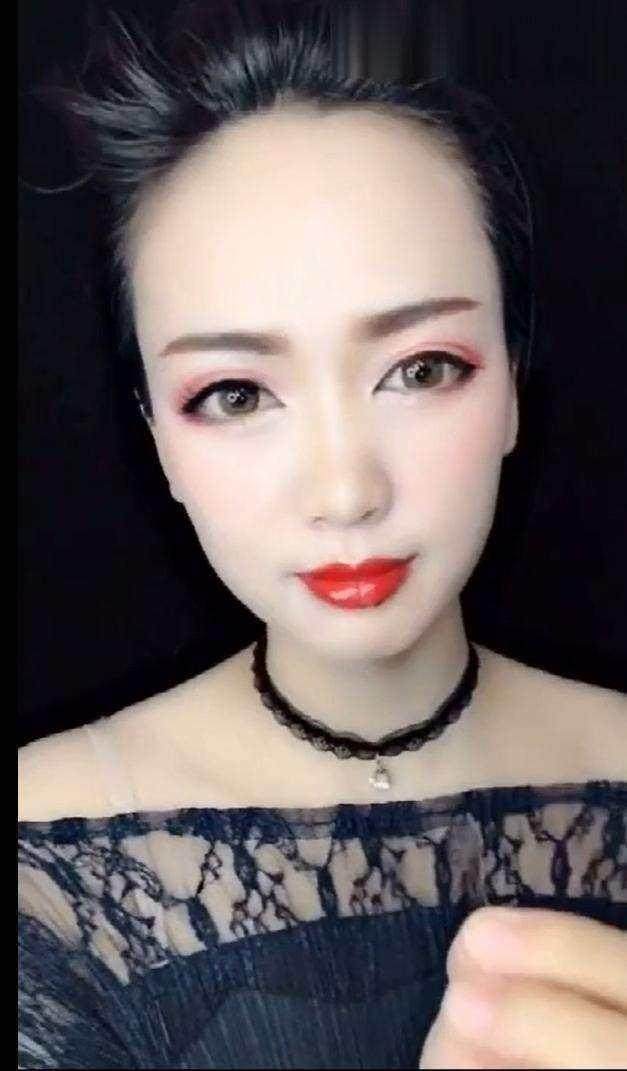 女子称结婚证下来了, 可以卸妆了, 网友: 我的眼睛!