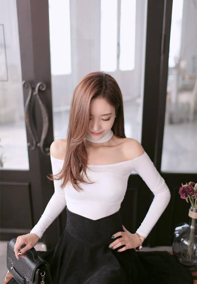 街拍：紧身包臀裙的穿搭参考，恰到好处的凸显了女人的线条感