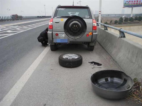  扣12分■高速爆胎，应急车道换备胎被扣12分，车主反问凭啥罚我