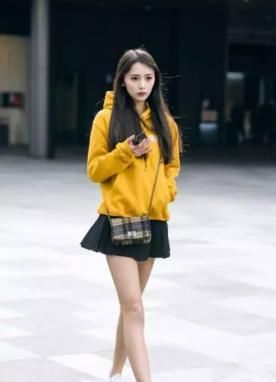  满满：冠军女孩刘诗雯获奖后走机场，粉色小熊卫衣搭运动裤，少女心满满
