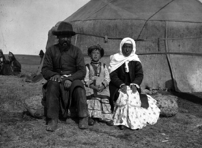 老照片:100年前新疆伊犁地区，特克斯河谷的游牧民族