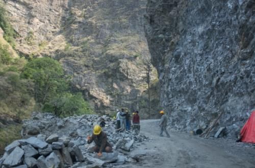 实拍中国和尼泊尔的公路路况:一边心惊胆战,一边安心赏景
