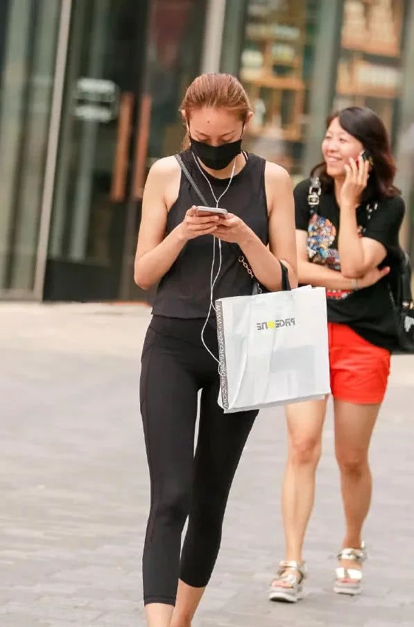 气质小姐姐紧身装体现健身的好处，紧身裤下的筷子腿散发出迷人的