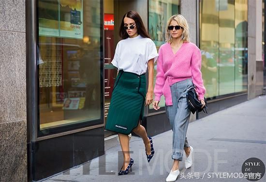 不一样的半裙配T恤，很简单却能美一整个夏天！