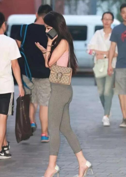 街拍：苗条娇小穿着时尚的小姐姐，光鲜靓丽青春时尚！