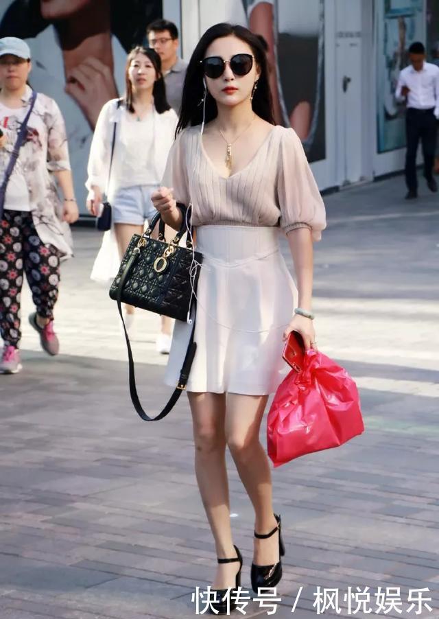  「双尖头的高」美女一双一字带的高跟鞋，看上去清爽又利落，又充满着女人味