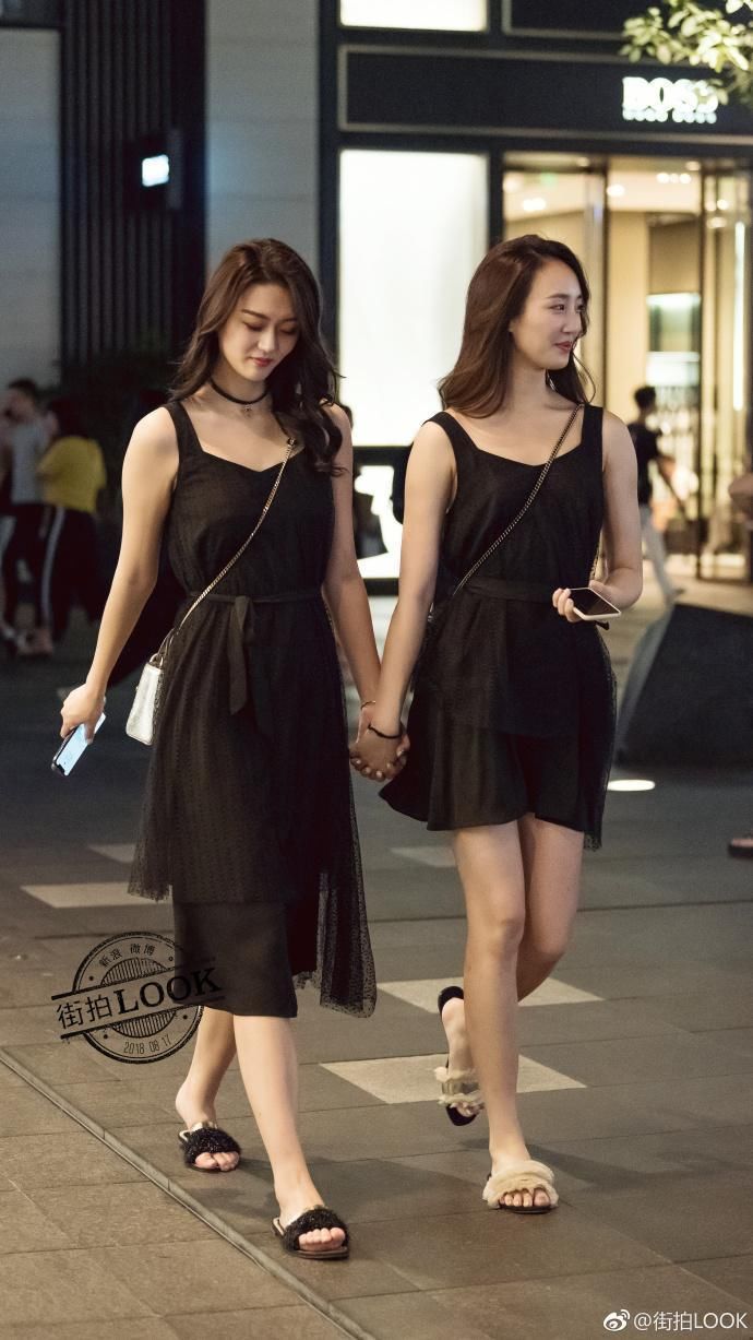 街拍:气质美女穿黑纱薄衫上街,朦胧秀出雪白肌肤,太吸引人!