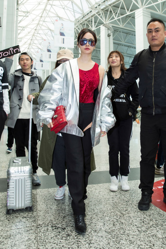 蔡依林真敢穿,超大码长裤断开像“三角裤”网友:快把裤子穿好