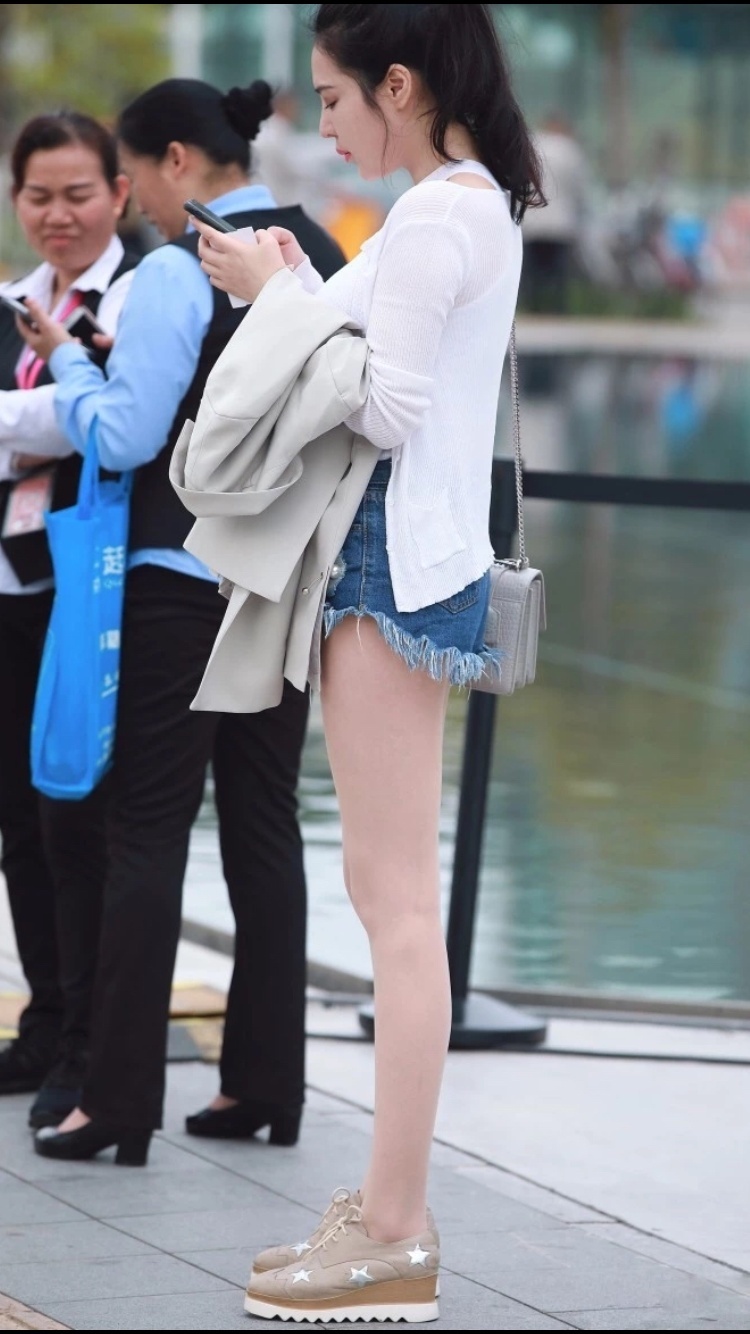 街拍:扎着马尾穿着热裤的小姐姐，完美无瑕！
