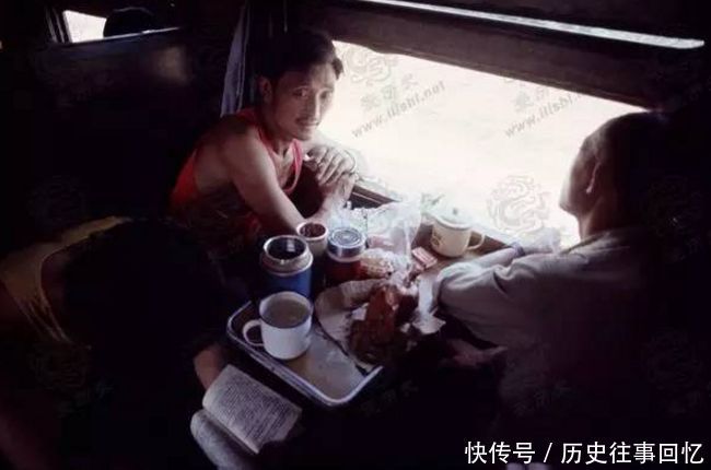 80年代的绿皮火车和赶火车人：原来那时候乘火车是这个样子