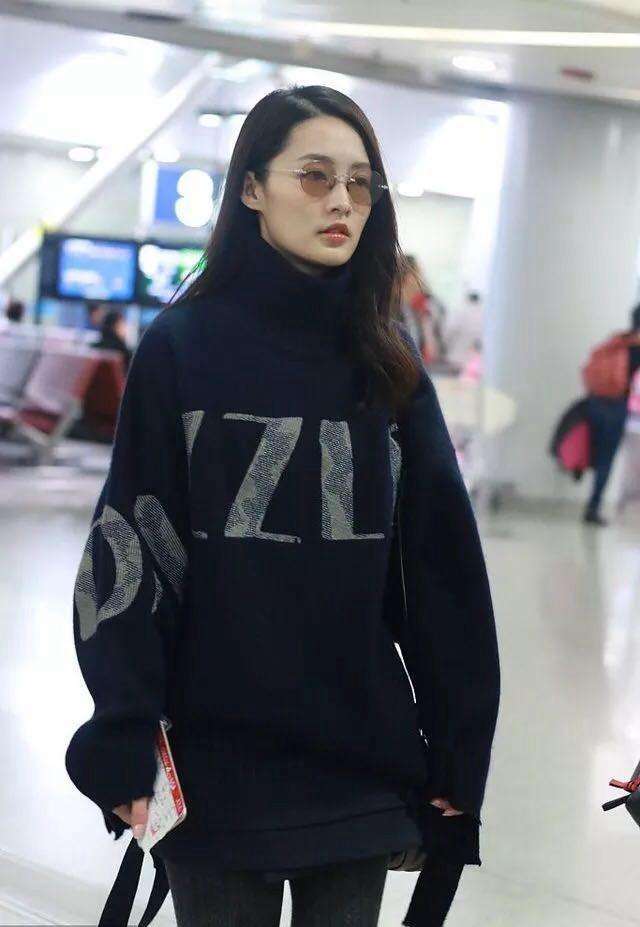 27岁李沁现身机场, 网友: 这么丑的打底裤也只有你能hold住了!
