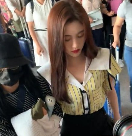 「粉丝」鞠婧祎机场秒变“乖乖女”,看到身前的“大炮”,难怪如此正经