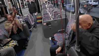 86岁老人一如往常搭公交车上班，上车却发现所有人怪怪的……