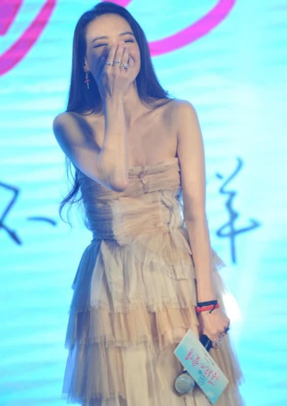 舒淇穿开叉牛仔裙现身，却被鞋子抢镜!网友:她的鞋各有各的丑