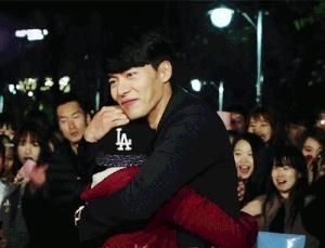 主持人■主持人问:妈妈好还是玄彬好?粉丝回答让玄彬拍手大笑