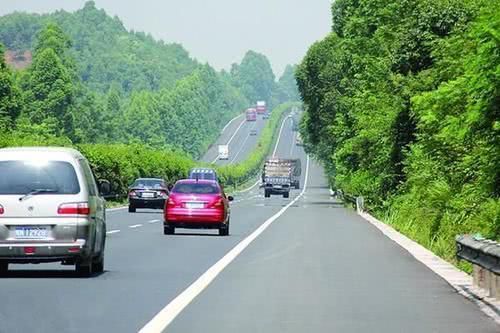  「高速」新手司机第一次跑高速，老司机给了一个诀窍，开车安全