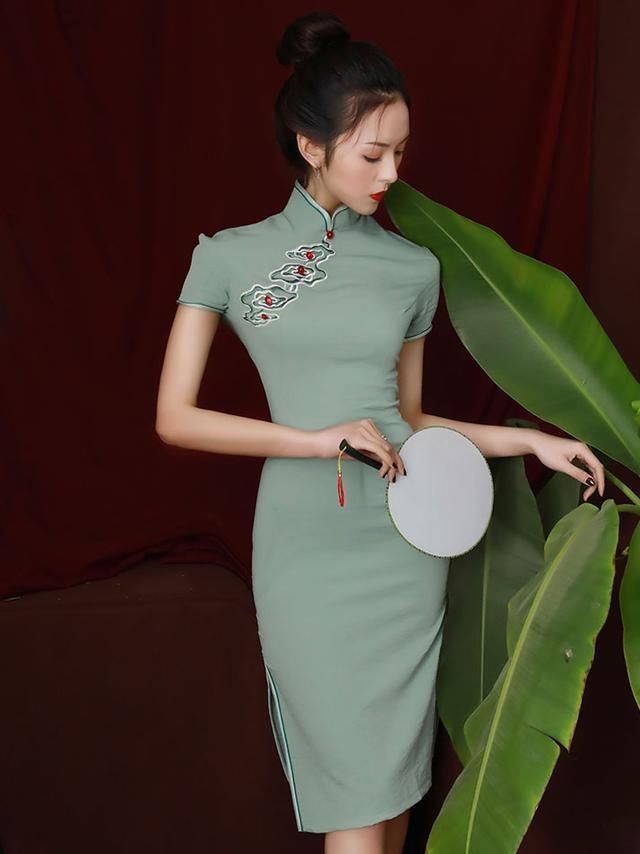  『大妈』别被大妈带跑偏了，今年流行的是这件“旗袍”，时髦显瘦又洋气！