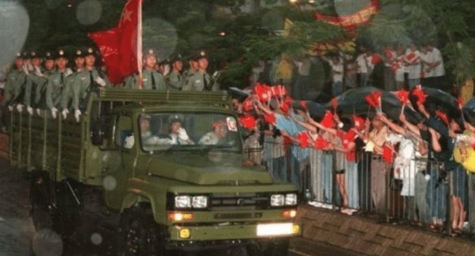 香港回归老照片:入港军队气势磅礴，市民冒雨欢迎解放军进驻