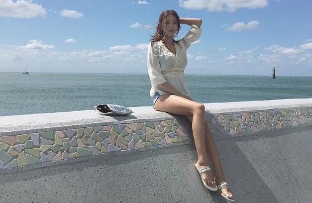 凹凸明显的牛仔裤姑娘,尽显曼妙身姿,养眼又上镜!