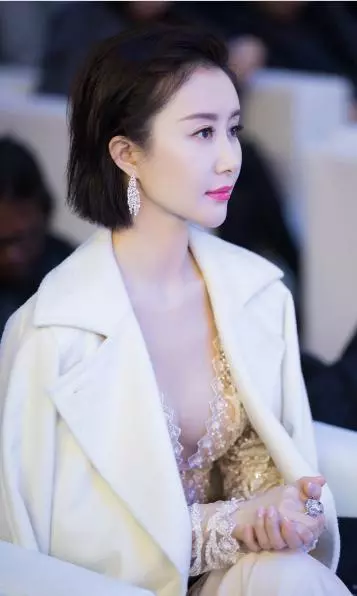 舒畅太敢穿了！上半身完全透视，网友：不是披着外套就露完了！