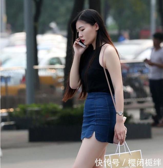  『精致』街拍：两个短裙美腿小姐姐，一个精致，一个丰腴，各有千秋
