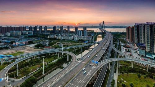 我国坐拥高铁站最多的城市：GDP过万亿，未来有望荣升一线城市