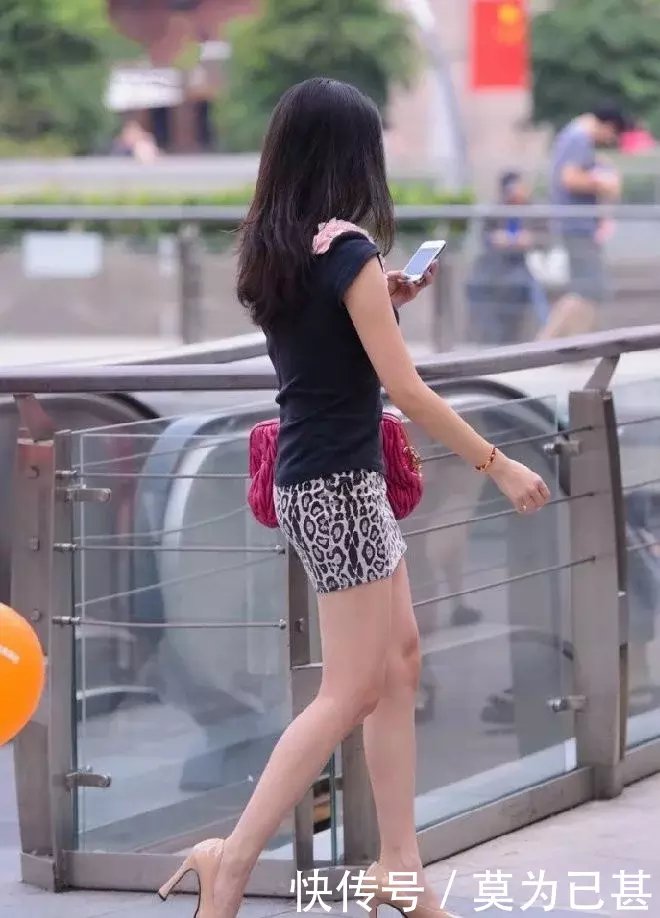 街拍联盟：豹纹短裙时尚清凉妹子，微胖界的极品