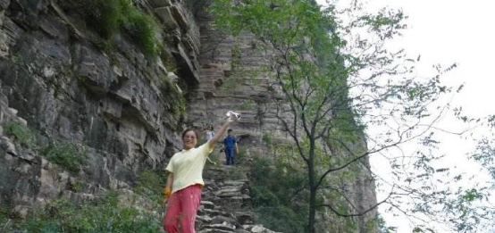 中国“与世隔绝”的村庄：进村需爬两千台阶，房屋建在悬崖边上！