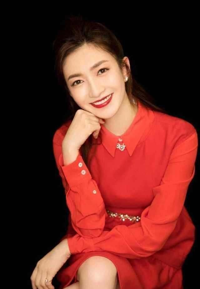 看了江疏影的腰，男人都要怀疑人生，网友：难怪32岁还单身！