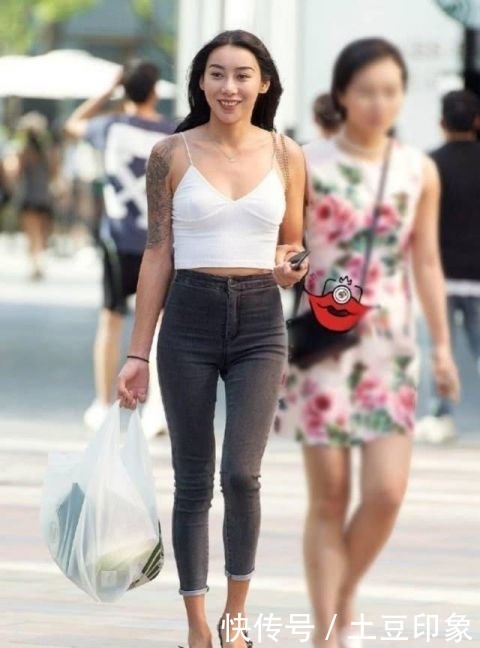  #看起来#街拍：牛仔裤装扮丰富了青春的时尚，使你看起来更加的年轻活力