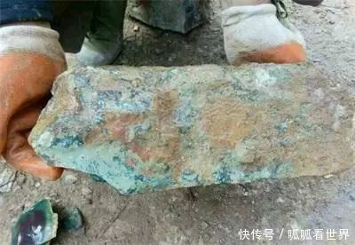  「大叔」农民大叔深山挖出块石头坚称是翡翠，不小心磕掉一块，