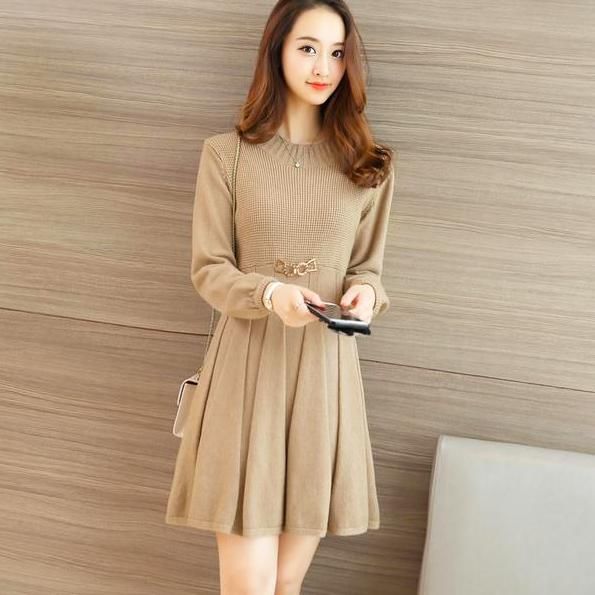 70后尽量别打底裤配大衣，今秋流行大衣内搭裙，连背影都美爆了