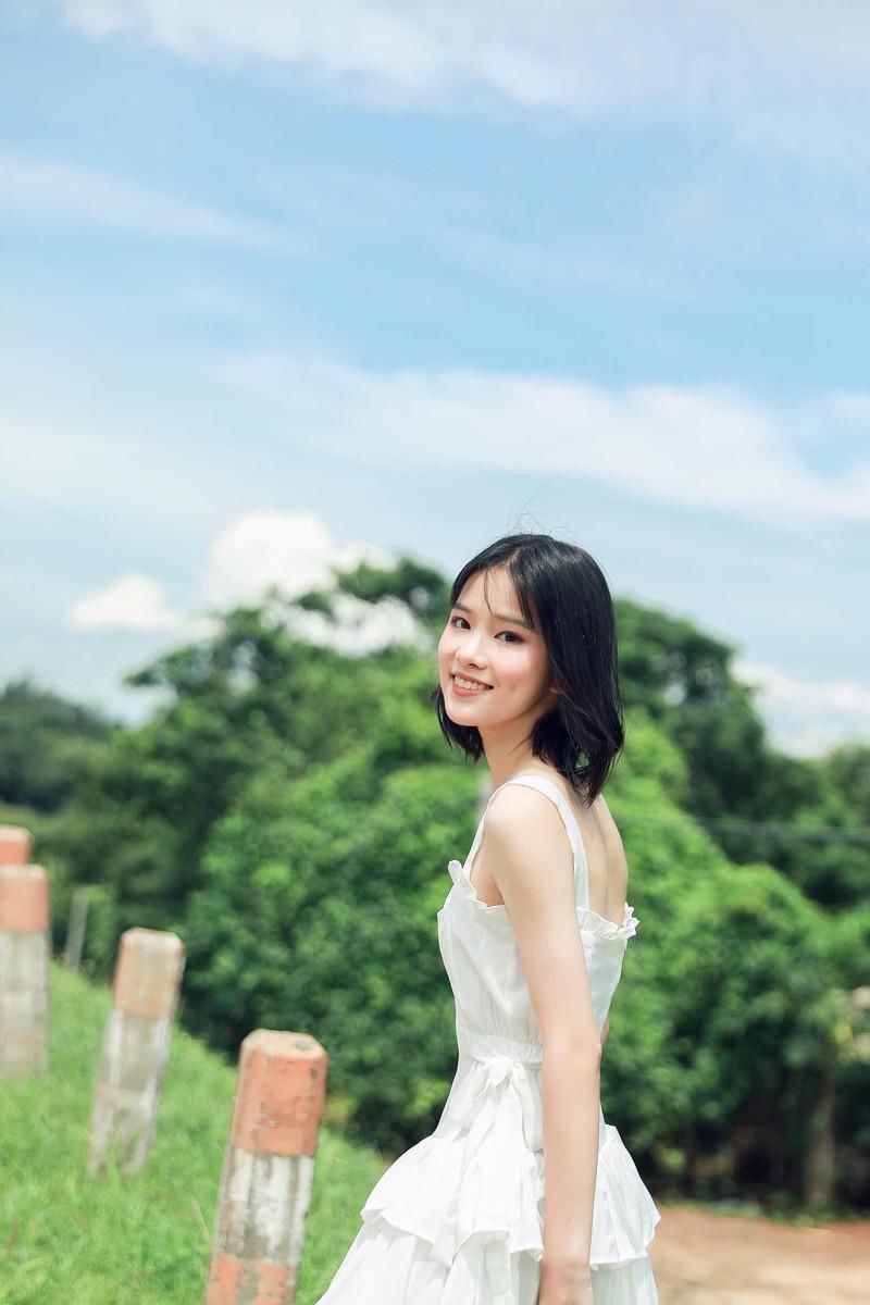 森系美女性感灵动户外写真图片