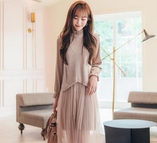  #小姐姐#优雅中带着自信，小姐姐大长腿迷倒众人，连衣裙穿出不一样的魅力