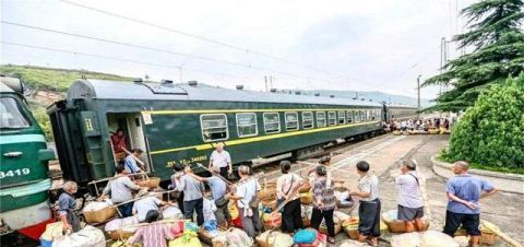 我国唯一不收钱的火车,所有人都可以乘坐,农民还能在车厢里卖菜！