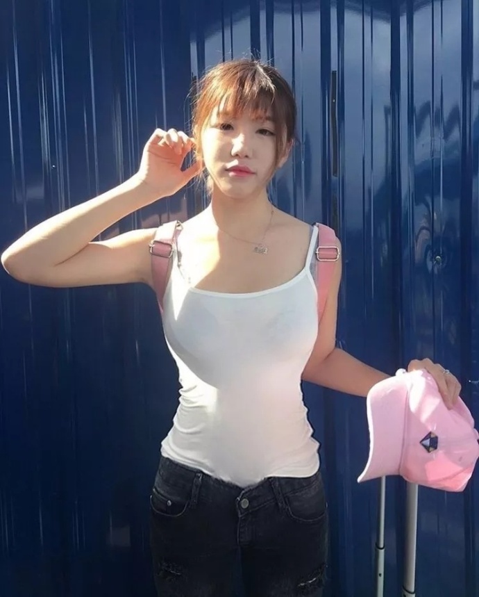 街拍：穿修身紧身衣的小姐姐，一款紧绷T恤衫沁人心脾