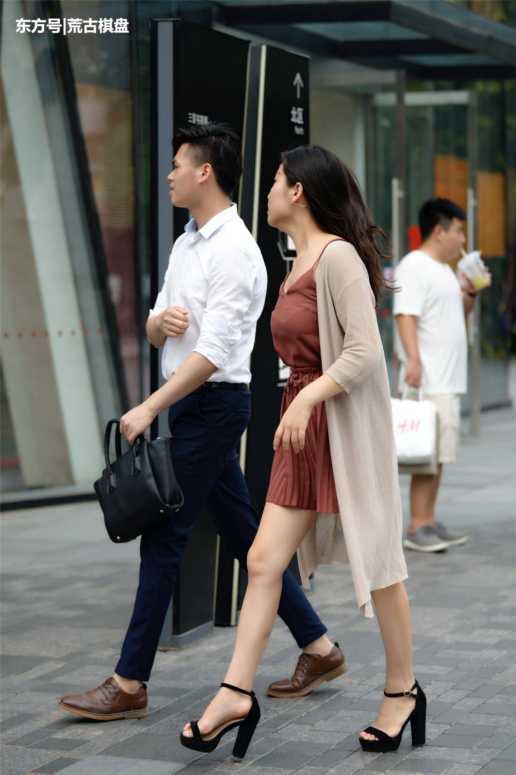 穿着一字带凉鞋的时尚姑娘,为什么都这么的会搭配呢?