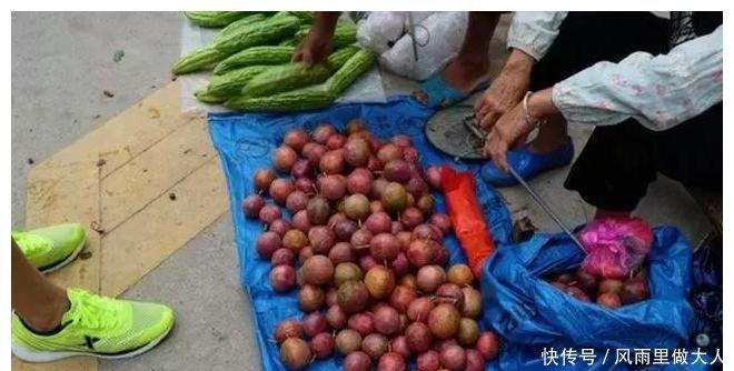 农村大妈卖的这种“红鸡蛋”,新鲜又特别,两个小时全卖光