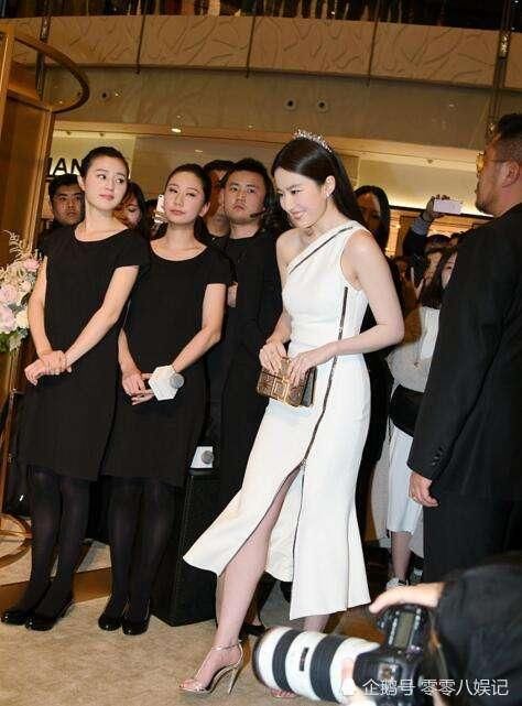 刘亦菲的这身打扮真可怕，一根拉链撑起裙子！网友：神仙姐姐胖了