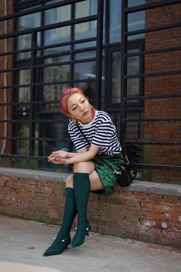 表姐用一条皮裤“进宫”了，Gaga拎的第一只Cline新手袋长什么样?