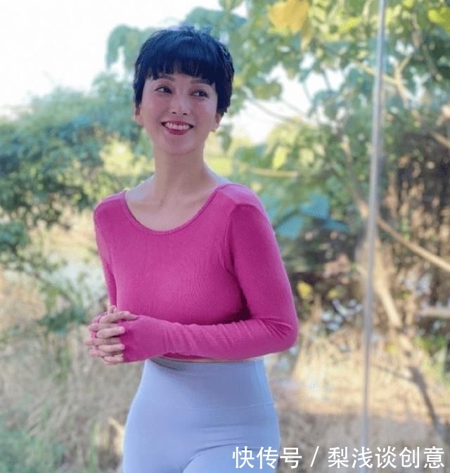 蔓见@前港姐李松蔓见雪太兴奋,凌空一字马造型夸张!网友:第一次见?