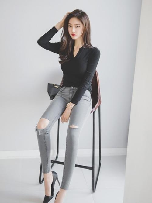 精心搭配的牛仔裤美女，秀出曼妙身形，清秀迷人！