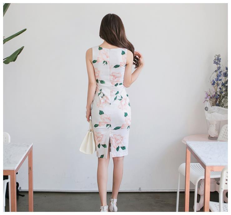 身材高挑的紧身裙美女，秀出纤细的腰身，彰显不俗品味